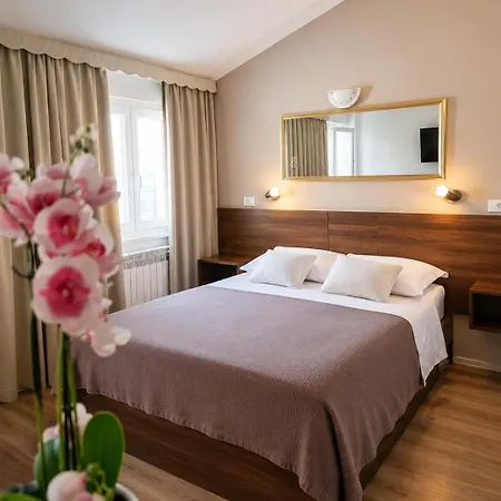 Rosa 4* Brodarica (Sibenik-Knin)